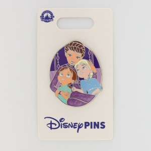 Young Anna and Elsa with Queen Iduna